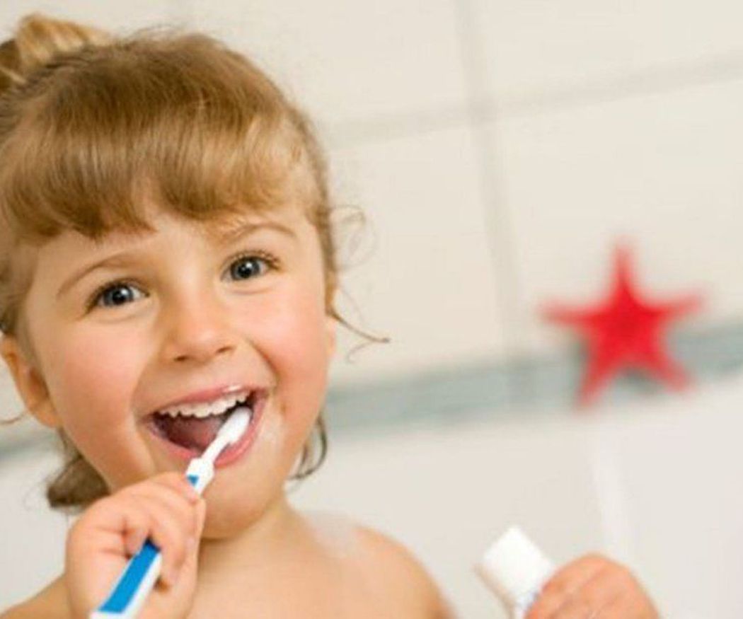 Cuándo y cómo enseñar a tu hijo a cepillarse correctamente los dientes
