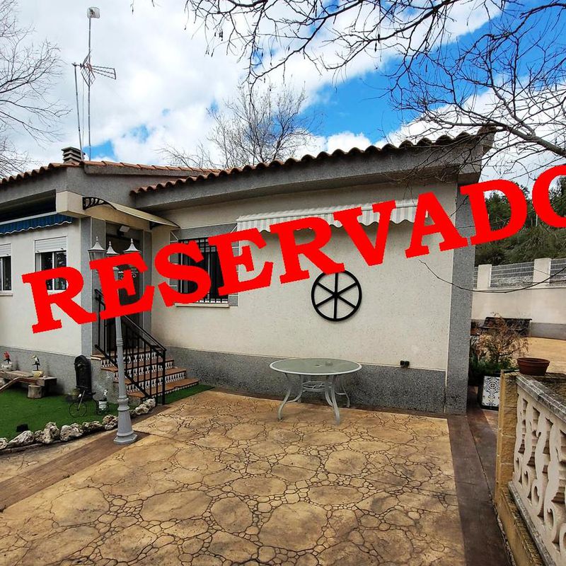 Chalet en sierra de Altomira, gran parcela con piscina, jardín, barbacoa...:  de Vicente Palau Jiménez - Agente Inmobiliario