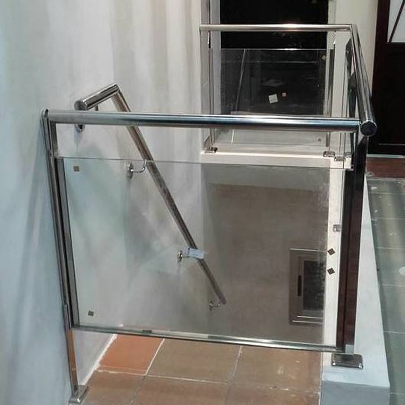 Barandilla de acero inoxidable y vidrio con cancelin de seguridad diseñado y montado a medida para vivienda particular