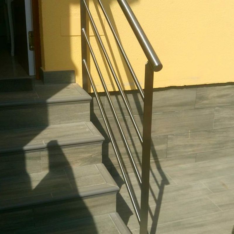 Barandilla de acero inoxidable sencilla diseñada y fabricada a medida para acceso a vivienda.