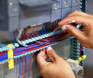 Prevención de riesgos: Cómo un buen mantenimiento de cuadros eléctricos protege tu empresa