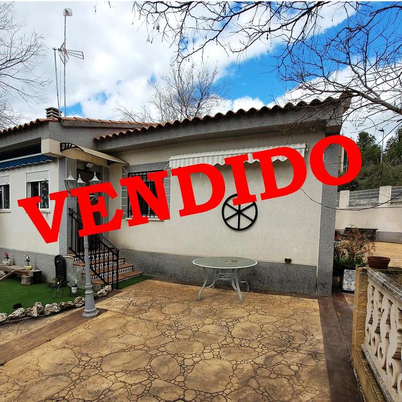 Chalet en sierra de Altomira, gran parcela con piscina, jardín, barbacoa...:  de Vicente Palau Jiménez - Agente Inmobiliario