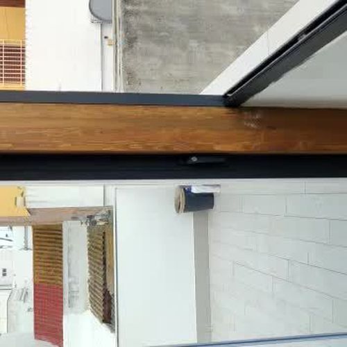 Cortina de vidrio templado sistema Todocristal cierre lateral con llave