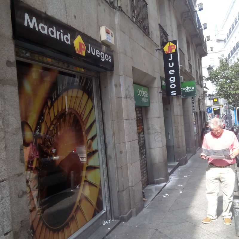 Banderín luminoso con letras corpóreas de metacrilato con led en Madrid