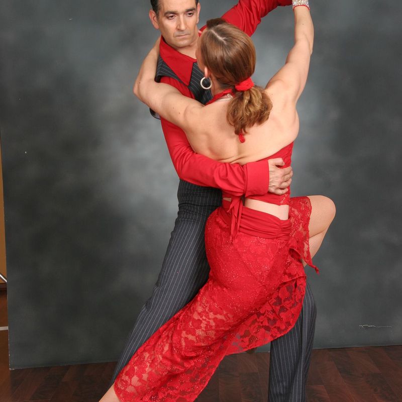 Bailes de salón y ritmos latinos: Cursos de Estudio de Danza Daphne