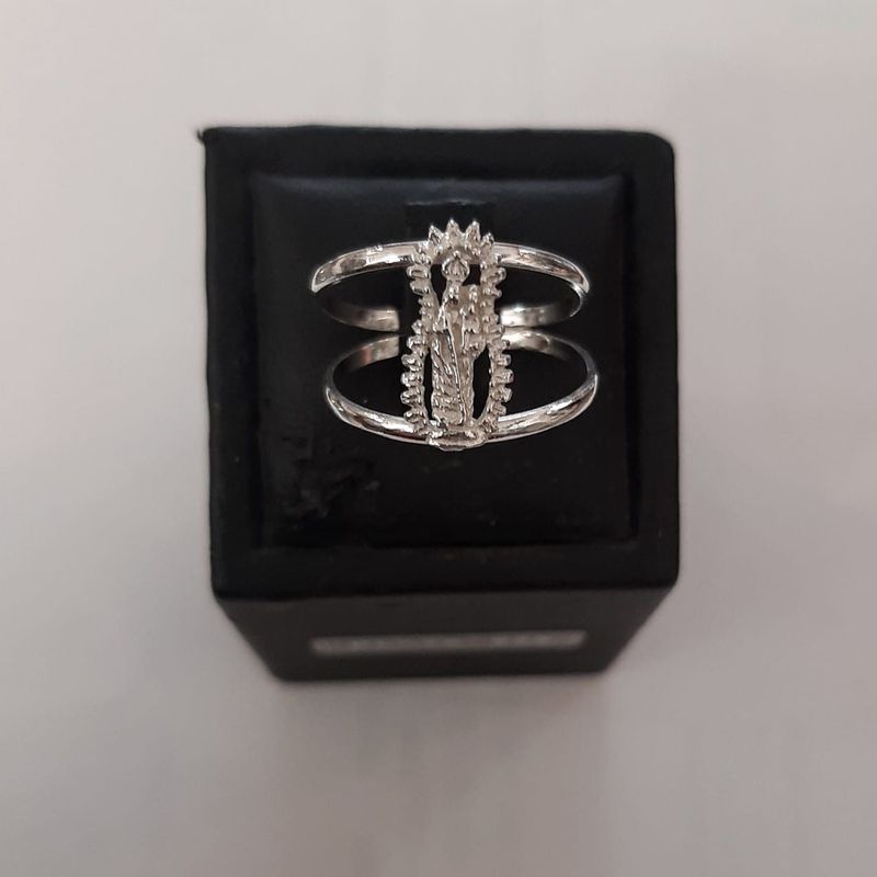 Anillo en plata de ley con silueta Virgen de los Remedios: Catálogo de Joyería Izquierdo