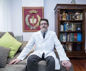 Doctor Santiago Parada Nieto en su clínica