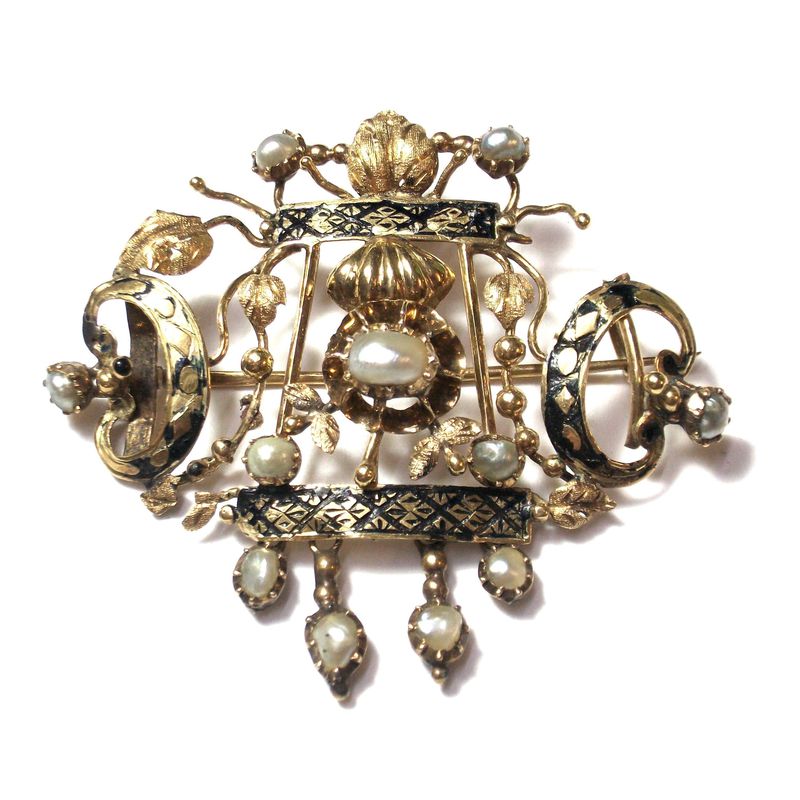 Broche de oro de 18k con esmalte y perlas naturales. S. XIX.