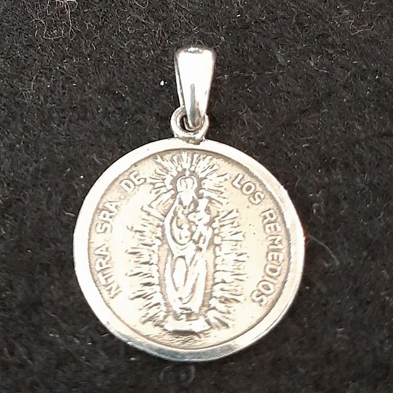 Medalla Virgen de los Remedios en plata de ley.: Catálogo de Joyería Izquierdo