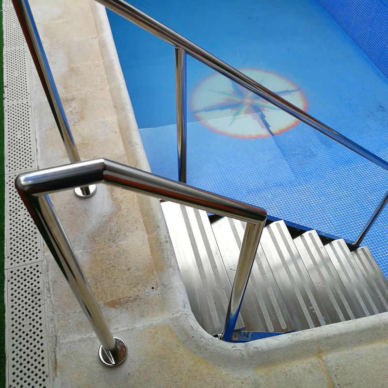 Escaleras con barandilla de acceso a piscina diseñada y fabricada a medida con acero inoxidable calidad AISI 316.