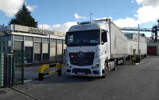 CAMPAÑA DE AYUDA HUMANITARIA POR LA DANA EN VALENCIA CON UN DUO TRAILER EN COLABORACION CON BRIDGESTONE Y GEOTELECOM