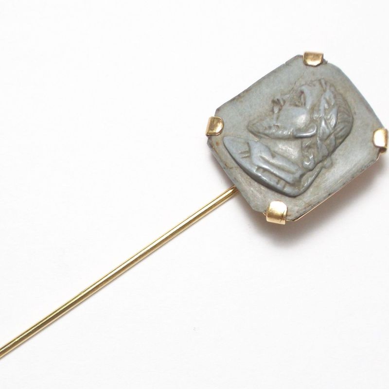 Aguja de corbata en oro de 18k y placa de magma tallada del s. XIX.: Catálogo de Antigua Joyeros