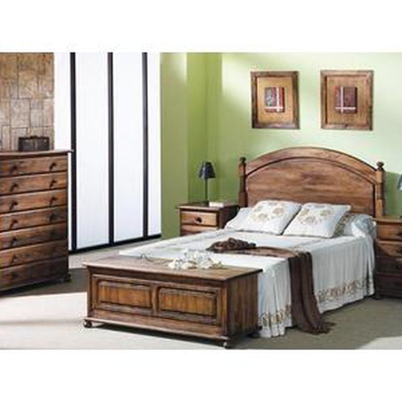 Dormitorio en pino macizo, teñido en color nogal.