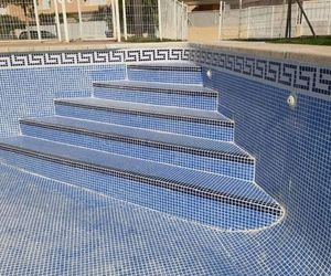 escaleras en piscina comunitaria