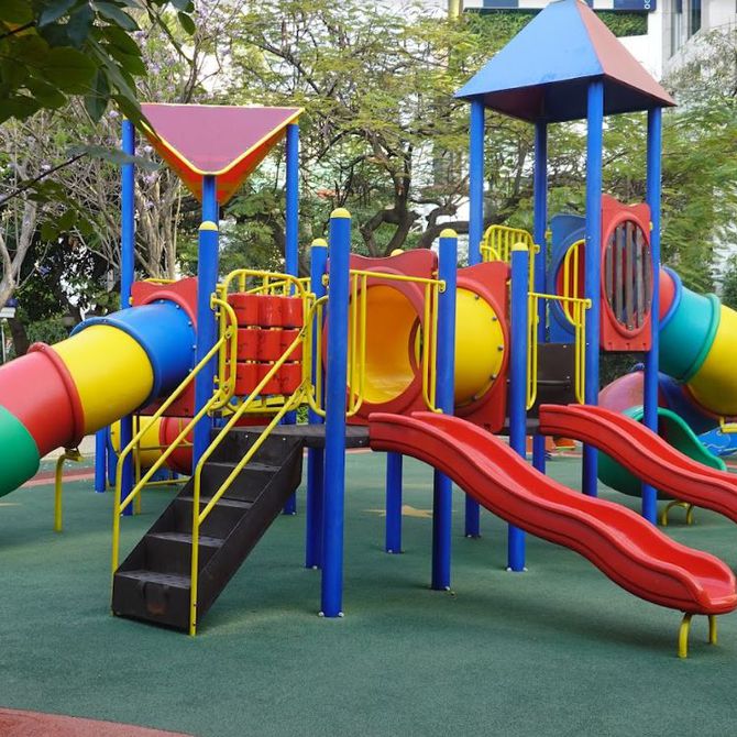 Ventajas que ofrece el caucho en suelos de parques infantiles