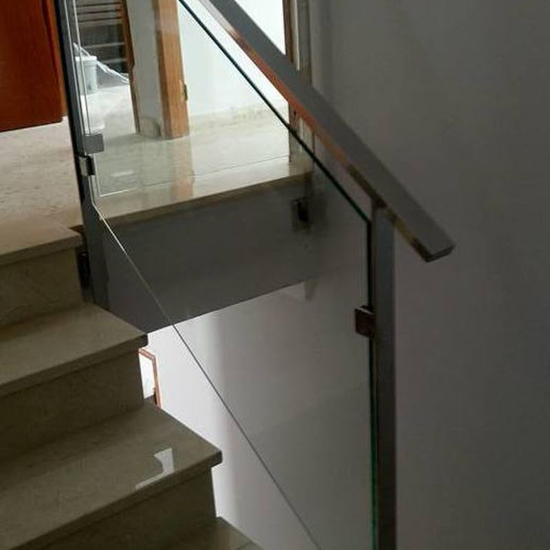Barandilla de acero inoxidable y vidrio diseñada y fabricada a medida para vivienda particular