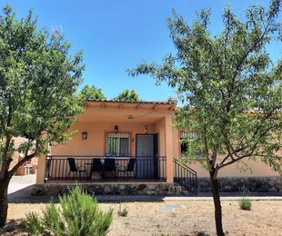 Chalet en la sierra de Altomira, gran parcela con piscina, jardín, barbacoa