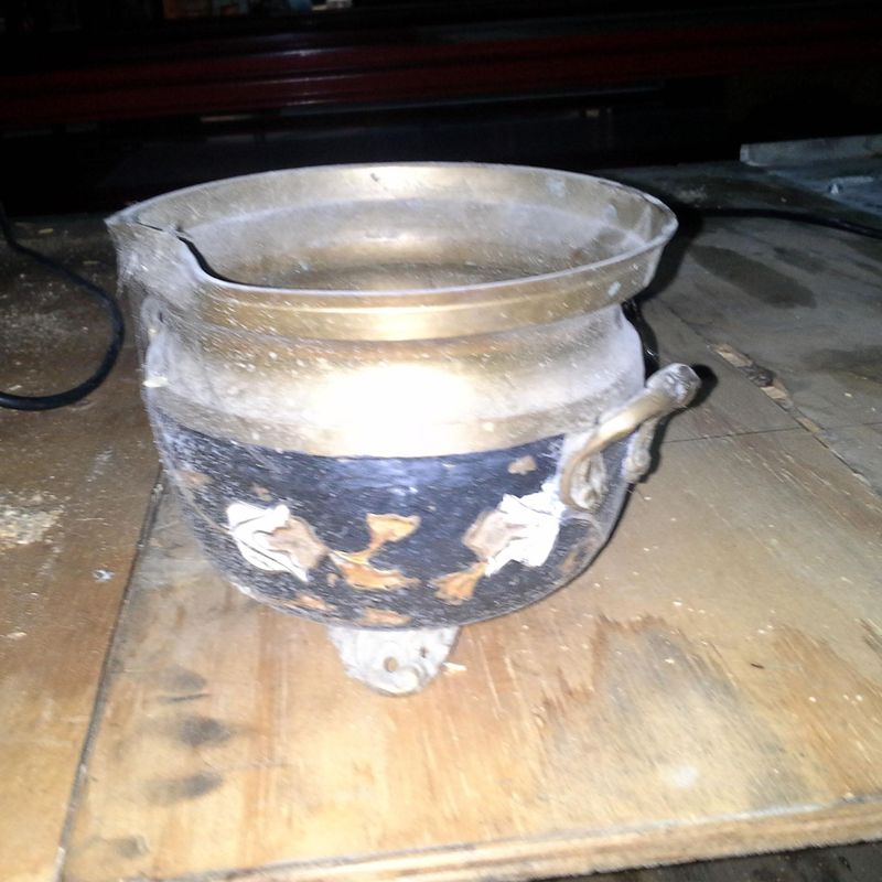 vasija antigua de laton