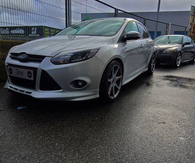Ford Focus -Eibach ProKit y pintura de pinzas