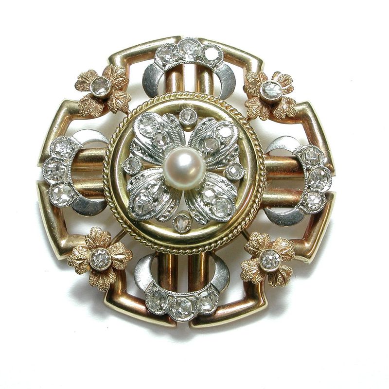 Broche de oro tricolor de 18k, diamantes y perla. 1890-1910.: Catálogo de Antigua Joyeros