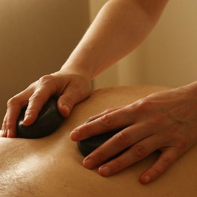Beneficios del masaje con piedras calientes