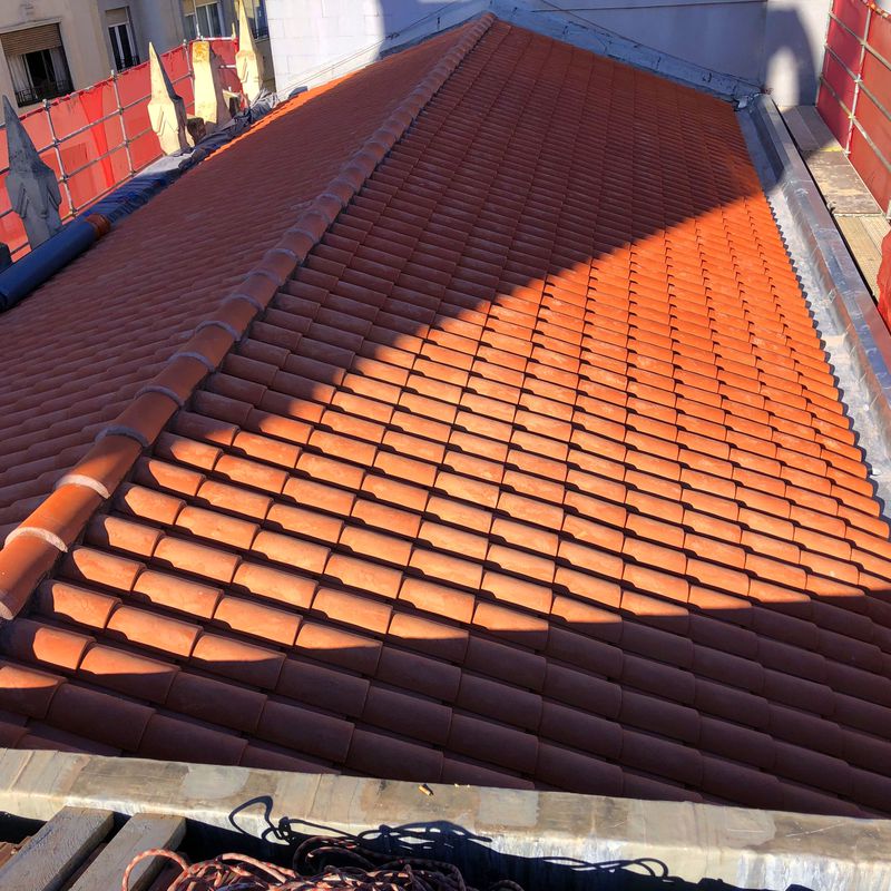 Cobertura de teja mixta para rehabilitación de tejado en Santander.