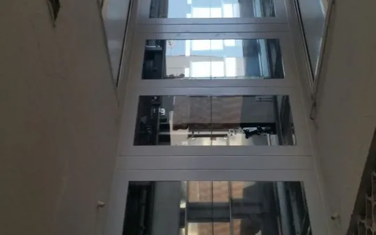 Estructura de cerramiento en vidrio de hueco de ascensor en el barrio de triana Sevilla| Jaco Construcciones