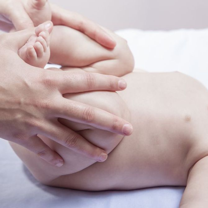 El masaje infantil para evitar el cólico del lactante
