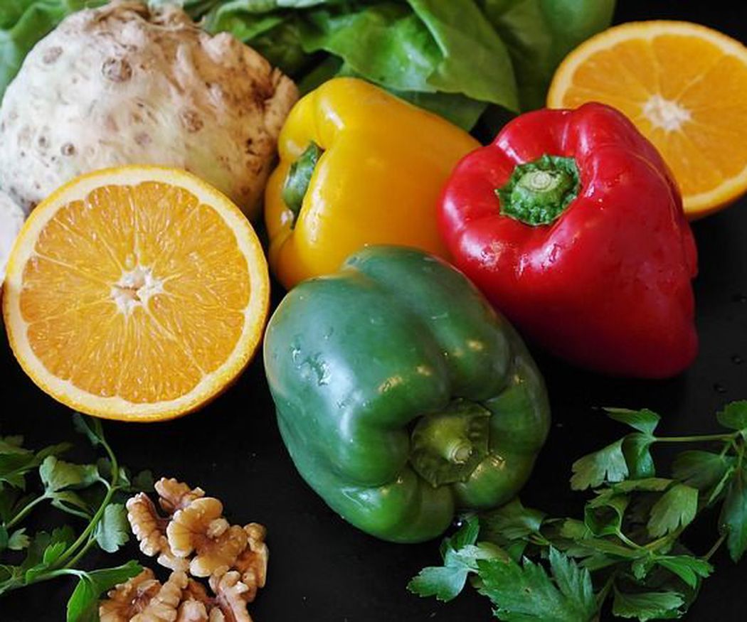 ¿Qué frutas y verduras van dentro de la nevera?