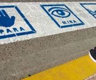 Un pueblo de Sevilla pinta pictogramas en los pasos de cebra para niños con autismo