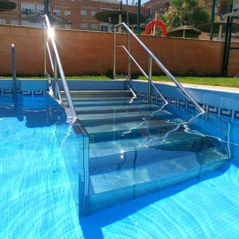 Escalera de piscina con barandilla de acero inoxidable