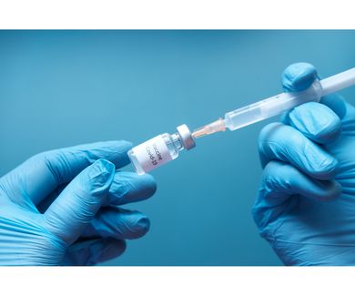 Sanidad condiciona a la llegada de las vacunas adaptadas, que prevé en septiembre, la cuarta dosis en mayores