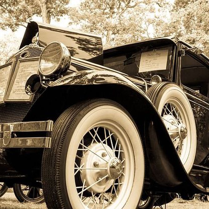 ¿Sabes quién posee una de las mayores colecciones de coches clásicos?