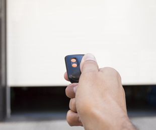 Cómo la automatización de puertas de garaje mejora la seguridad de tu hogar