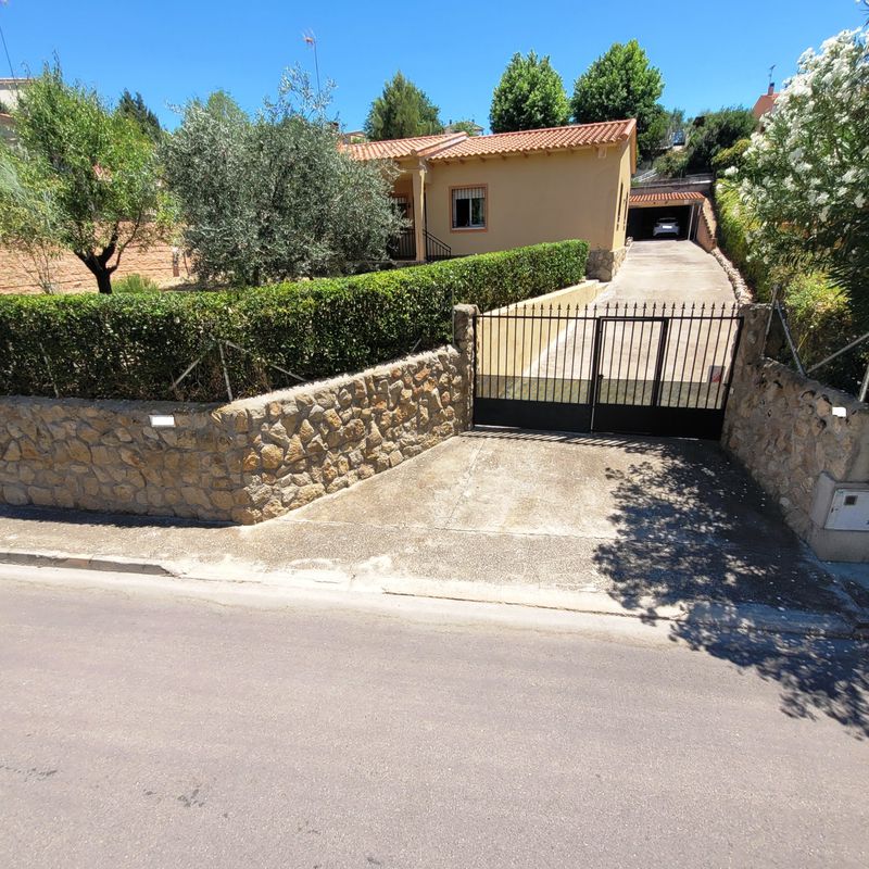 Chalet en la sierra de Altomira, gran parcela con piscina, jardín, barbacoa:  de Vicente Palau Jiménez - Agente Inmobiliario