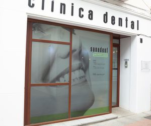 Fachada de la clínica dental Sanadent en Badajoz