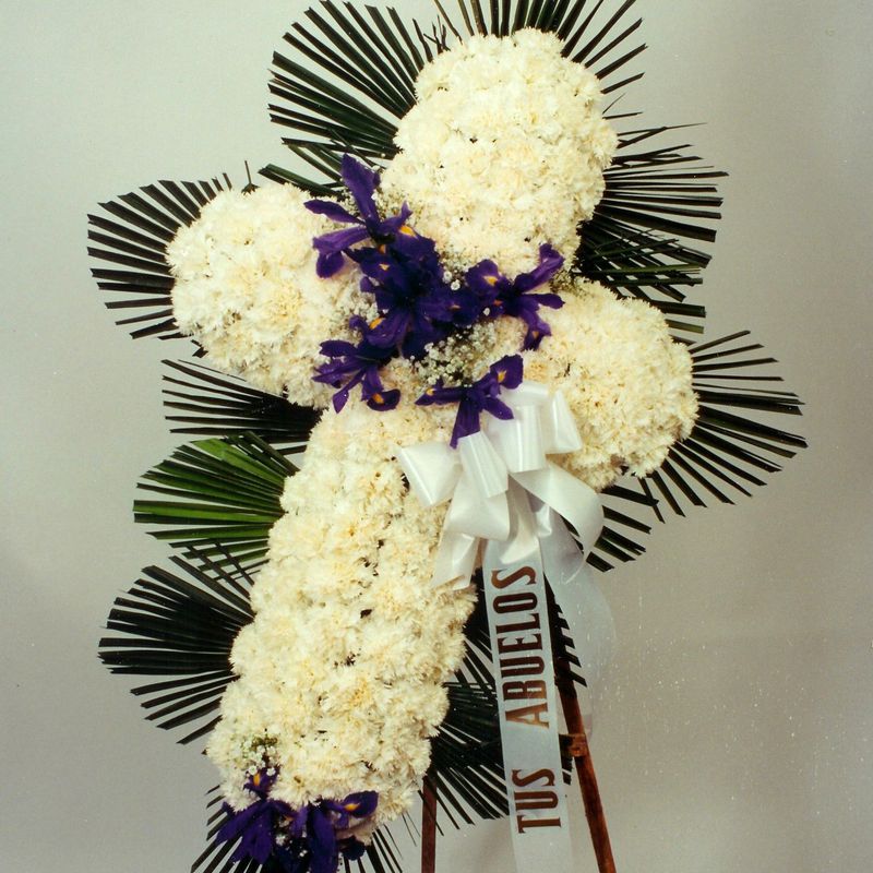 Cruz blanca de funeral:  de Floristería Pétalos