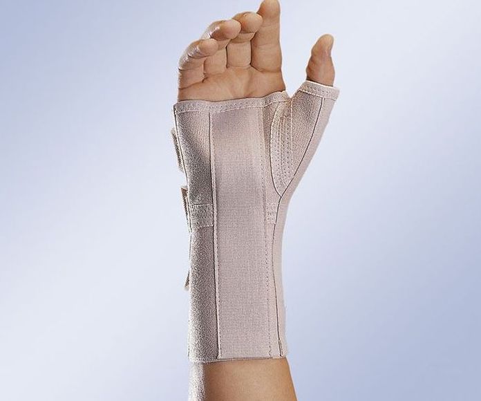 Muñequera elástica abierta larga con férula palmar y pulgar: Productos y servicios de Ortopedia Delgado, S. L.