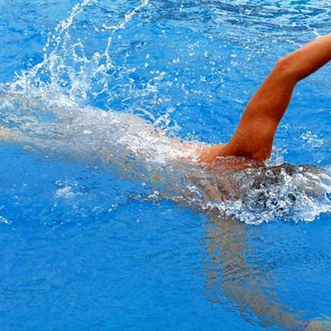 ¿Cómo ayuda la natación a mi espalda?