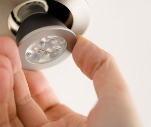 Eficiencia energética en casa: Cómo una instalación eléctrica profesional reduce tu consumo