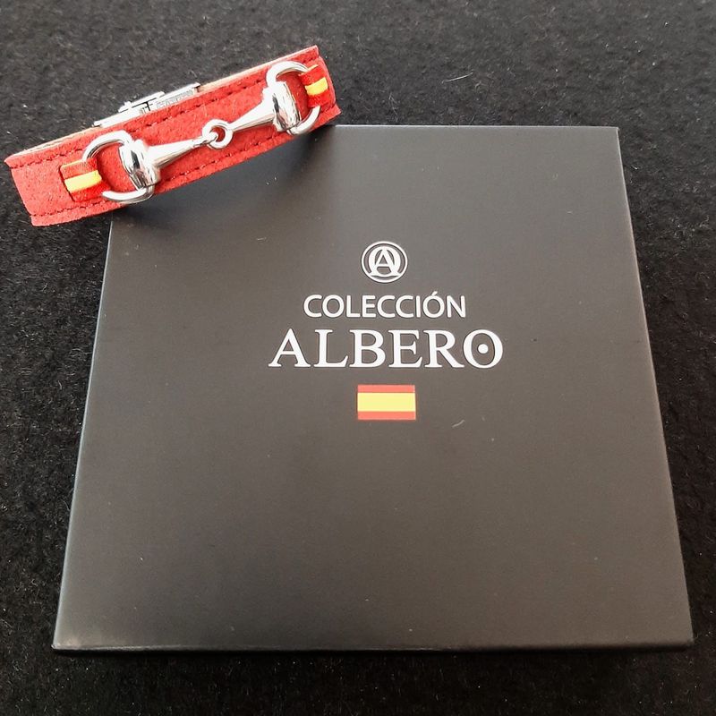 Cuero teñido y acero. España: Catálogo de Joyería Izquierdo