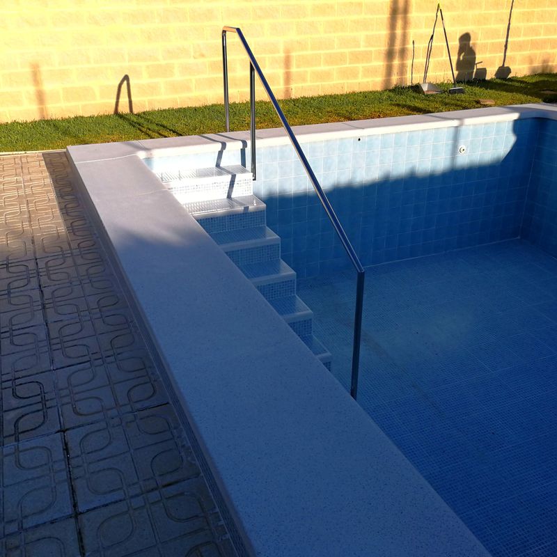 Barandilla de acero inoxidable  para piscina diseñada y fabricada a medida para vivienda particular. 