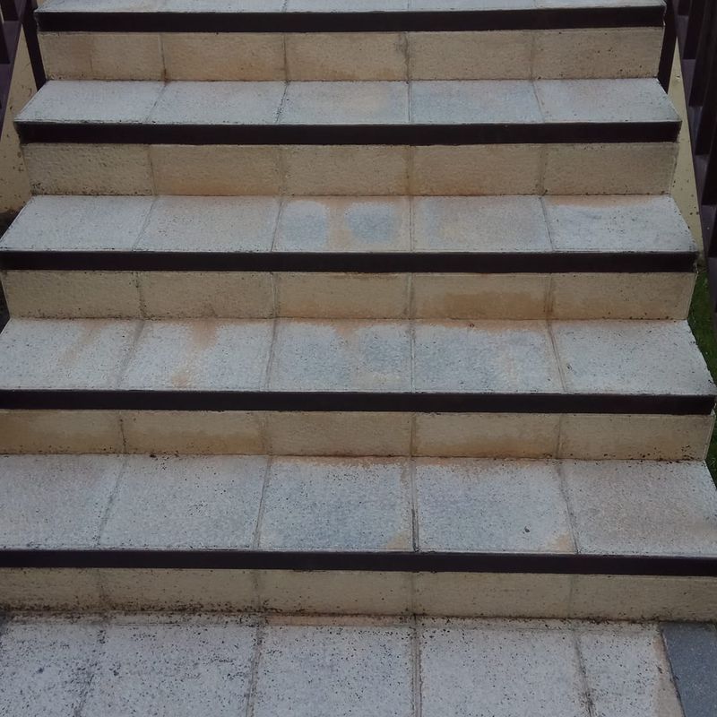 Escaleras limpias con agua a presión