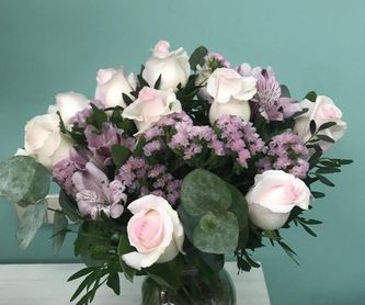 Bouquet de rosas y altromenias:  de Floristería Pétalos