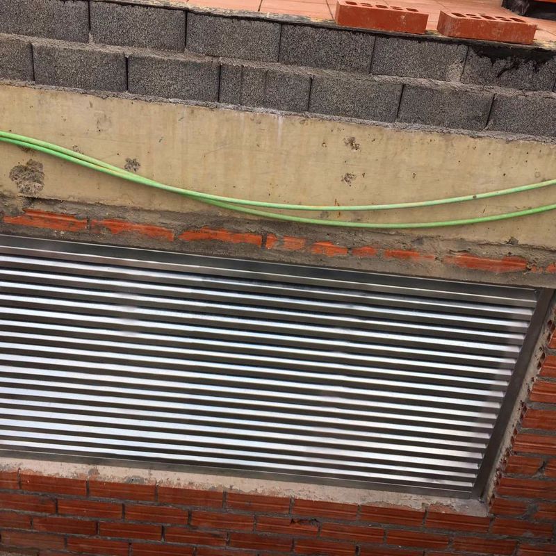 Regilla de ventilacion de acero galvanizado en obra nueva