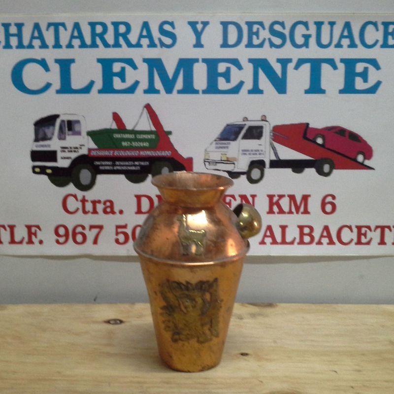 Vasija de cobre con detallss en laton en desguaces clemente de Albacete