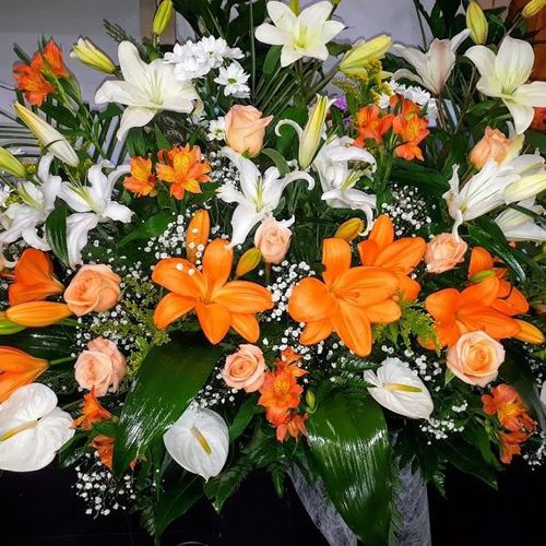 centro floral en tonos naranjas
