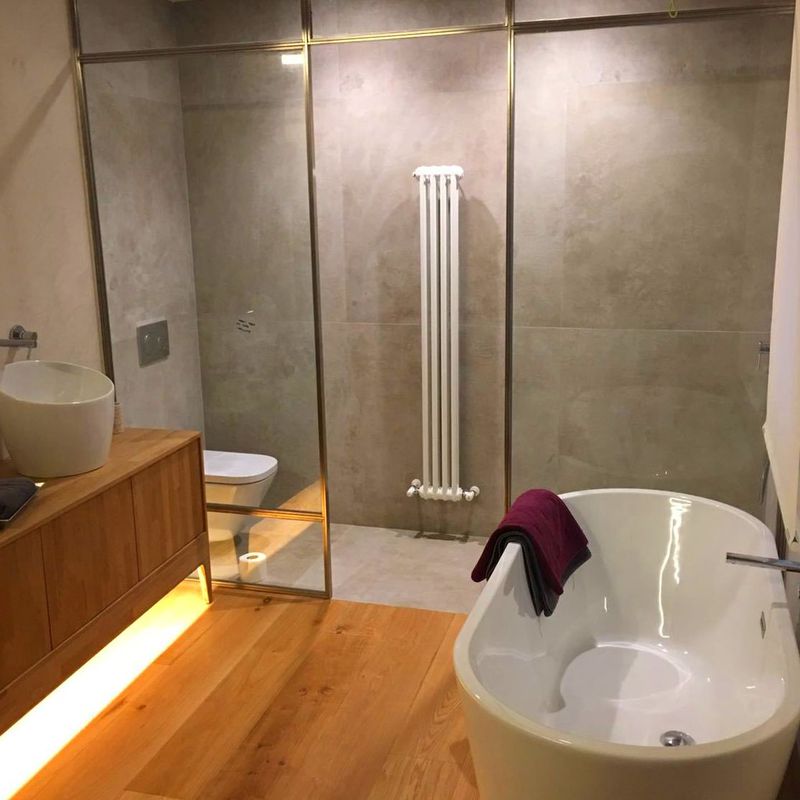 Mampara de baño en acero inoxidable para piso en Las Arenas