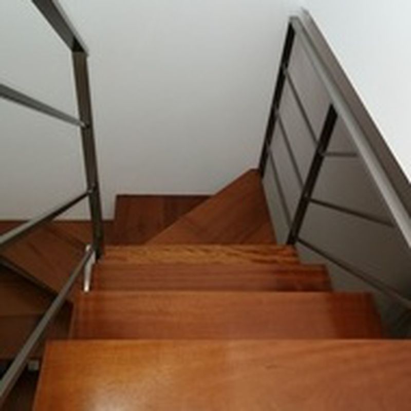 Barandilla de acero inoxidable montada en escalera de diseño de vivienda particular.