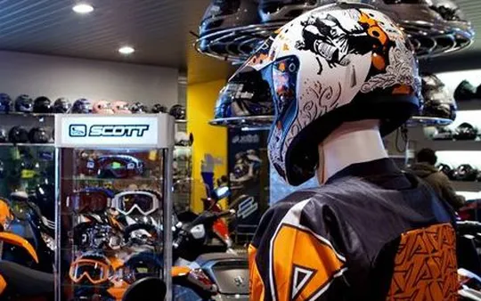 Cascos y ropa para motoristas